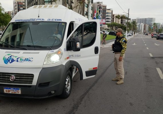 Operação combate transporte clandestino e reforça segurança na orla de Maceió