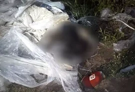 Cadáver é encontrado em avançado estado de decomposição enrolado em plástico em estrada vicinal