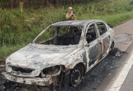 Quadrilha coloca fogo em carro e troca tiros com a polícia após invadir banco