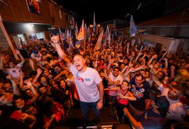 Jacintinho: Renan Filho apresenta o Vida Nova nas Grotas 2 em caminhada com 10 mil pessoas