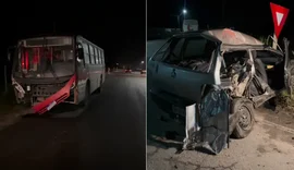 Ônibus com trabalhadores rurais colide com carro na BR-424, em Cajueiro