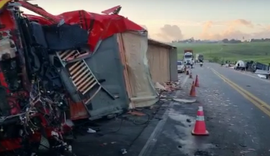 Uma pessoa morre e outra fica ferida após colisão com duas carretas na BR-316