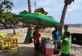 Educadores orientam ambulantes sobre limpeza na orla