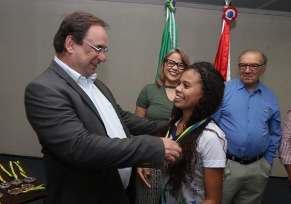 Alagoanos medalhistas da Olimpíada Brasileira de Física são premiados