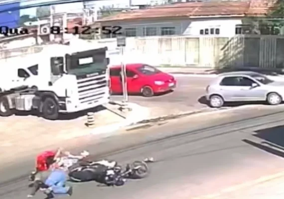 Vídeo: Homem avança cruzamento e foge ao colidir com casal em Arapiraca