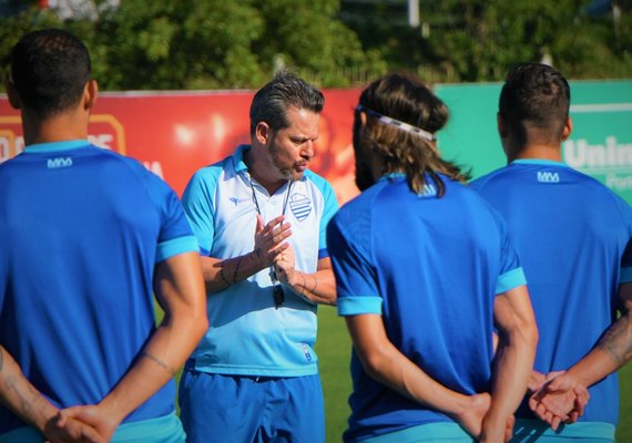 Argel trabalha bola parada do CSA, arrancadas e arruma o time para pegar o Grêmio