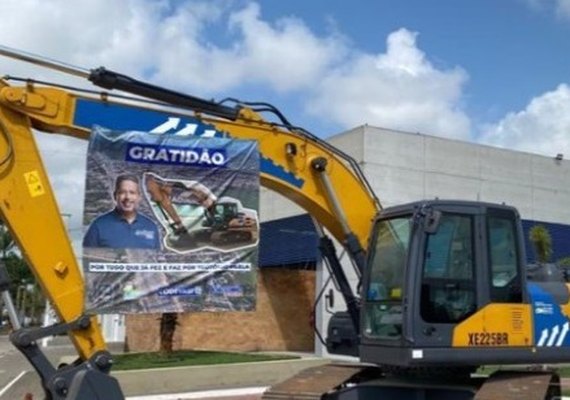 Escavadeira da Codevasf de R$ 739 mil vira ‘outdoor’ com ‘publi’ de Arthur Lira em cidade de primo