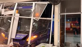 Acidente trágico: ônibus invade salão de restaurante e mata funcionária