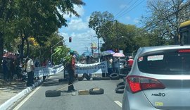 Profissionais do Hospital Veredas bloqueiam via, em Maceió, em protesto contra salários atrasados