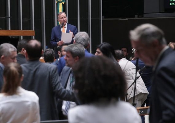 Câmara aprova corte de 10% em benefícios fiscais e aumenta impostos sobre bets e fintechs