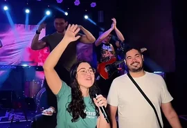 Vereadora Teca Nelma distribui cerveja após decisão judicial contra Bolsonaro