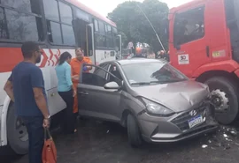 Vídeo: Mulher fica presa às ferragens após colisão entre ônibus, caminhão e carro em Maceió