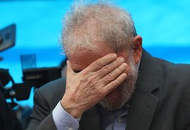 Juiz retira assessores, motoristas e benefícios de Lula