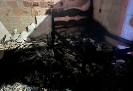 Incêndio destrói residência no conjunto José Aprígio Vilela, em Maceió