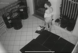 Vídeo: ﻿﻿ladrão vestido de mulher invade comércio e causa prejuízo de R$ 5 Mil em Maceió