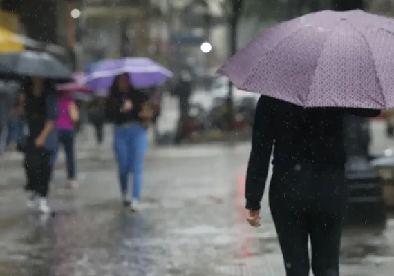 Inmet renova o alerta de chuvas intensas para todo estado de Alagoas; 11 municípios têm risco grave
