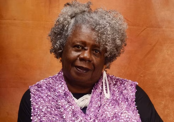 Conceição Evaristo recebe título inédito de Doutora Honoris Causa