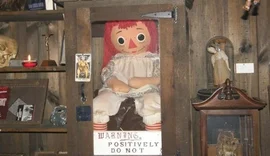 Boneca demoníaca: Annabelle é retirada de caixa “protetora” para uma exibição de Halloween