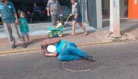 Motociclista é derrubado por carro e mesmo estirado tira selfie