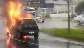 Carro pega fogo durante chuva e congestiona rodovia na Paraíba