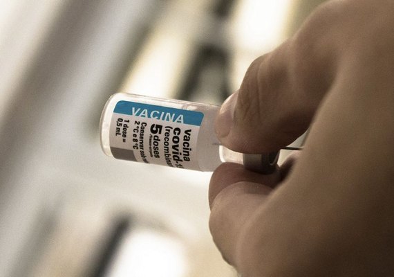 Após cinco anos de vacinação, covid recua, mas baixa adesão ainda preocupa