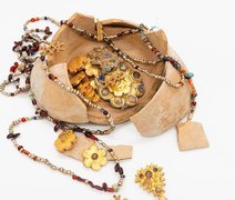 Joias de ouro revelam riqueza do período abássida na Arábia
