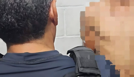 Suspeito de roubo no bairro da Ponta Verde é preso após ser contido e agredido por populares