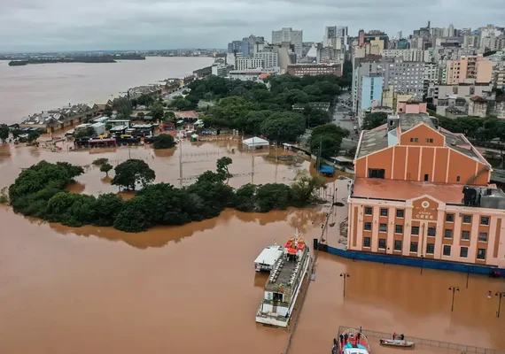 Rio Guaíba se aproxima da cota de alerta em Porto Alegre