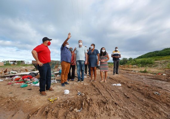 Alfredo Gaspar visita moradores da Vila Emater onde funcionava o antigo lixão da capital