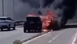 Carro pega fogo no meio da Av. Josefa de Melo, em Maceió