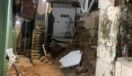 Desabamento de muro interdita três imóveis no Feitosa, em Maceió