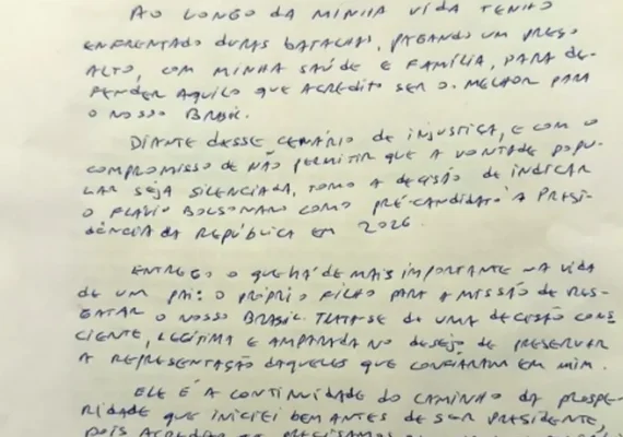 Flávio Bolsonaro afirma que carta do pai “tira qualquer sombra de dúvida” sobre candidatura