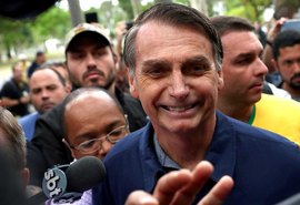 Em rádios, Bolsonaro fala sobre participação nos debates para 2º turno