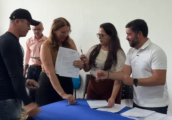 Prefeito de Viçosa empossa 18 profissionais aprovados em concurso público