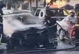 Incêndio atinge carro no meio de avenida no Tabuleiro do Martins