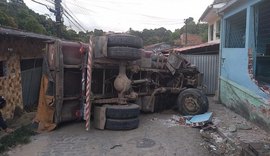 Caçamba carregada de areia tomba e atinge duas casas na Grota da Alegria