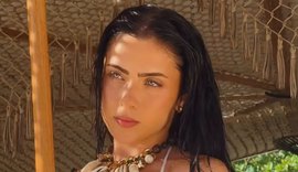 Vídeo: Jade Picon toma ducha de fio-dental em ensaio na praia