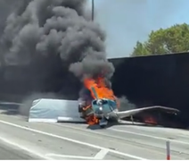 VÍDEO: Avião de pequeno porte pega fogo após pouso forçado em rodovia nos EUA