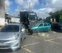 Carro que transportava ovos perde o controle e causa choque entre 5 veículos na Via Expressa