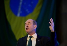 Governo investiga navios que podem ser origem do óleo que polui praias