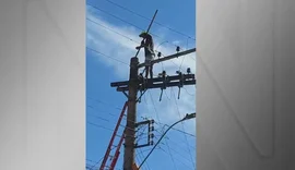 Homem sobe em poste para fugir da PM ﻿e deixa centenas de moradores sem energia ﻿há quase 24 horas