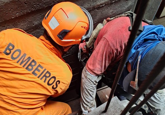 Homem é resgatado após ficar preso entre ferragens de elevador em Maceió