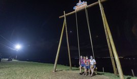 Balanço gigante ganha iluminação em LED e pode ser visitado à noite