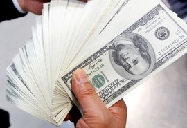 Dólar tem maior alta em dois meses e fecha a R$ 5,66