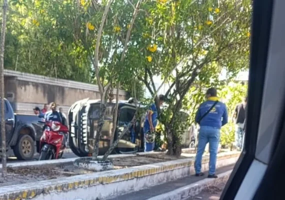 Jeep capota durante a manhã e afeta trânsito em rua de Arapiraca