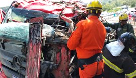 Motorista morre em cidade de AL após capotamento de caminhão de carga