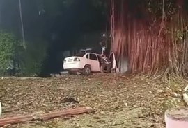 Vídeo: carro perde controle e quase cai em ribanceira no Farol, em Maceió