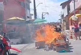 Moradores queimam objetos e protestam por falta d'água no Jacintinho