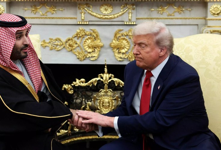 Rei sem trono aparece nu depois de se fantasiar de monstro e perder 'duelo de ameaças' no deserto