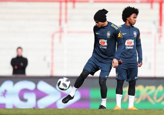 Tite escala time titular com Thiago Silva e sem Neymar